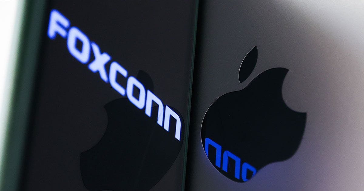 Foxconn සමාගමේ සේවකයන් විශාල පිරිසක් සේවය හැර යාම නිසා iPhone නිෂ්පාදන වේගය අඩාල වන බව වාර්තා ​වේ